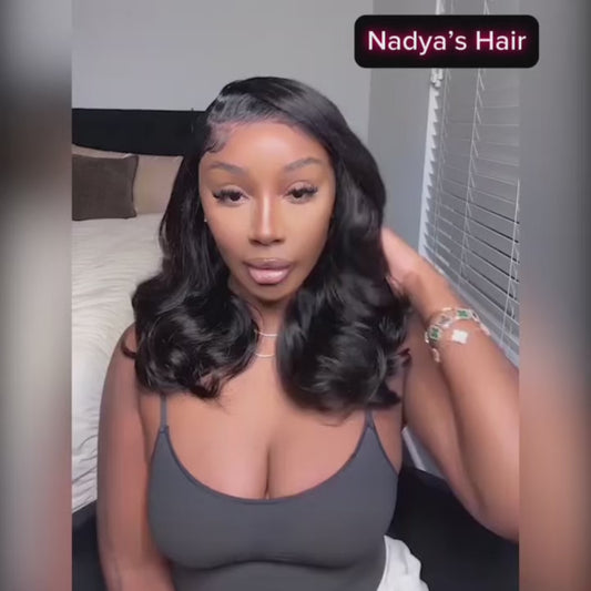 Perruque ondulée Angela - 6x5, coupe dégradée, raie sur le côté en forme de C - avec baby hair